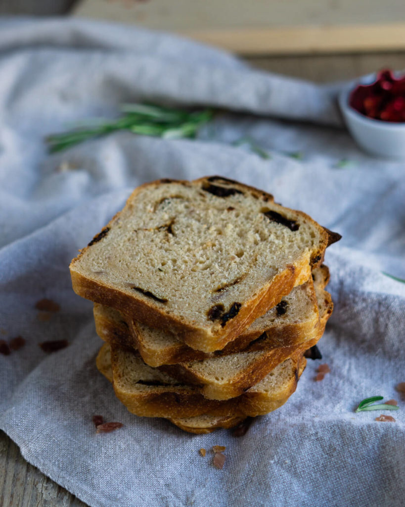 Brot mit Tomaten, Käse und Speck