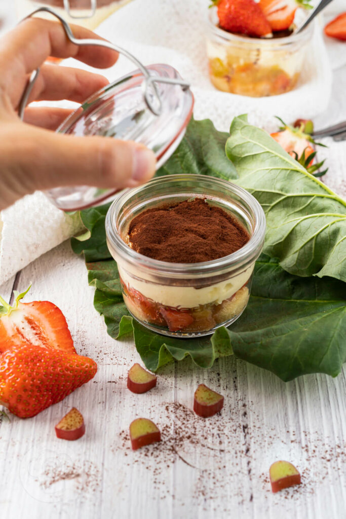 Erdbeer Rhabarber Tiramisu im Glas