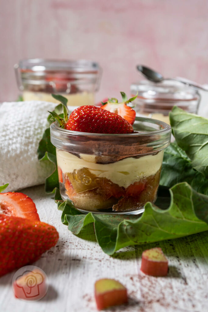 Erdbeer Rhabarber Tiramisu im Glas