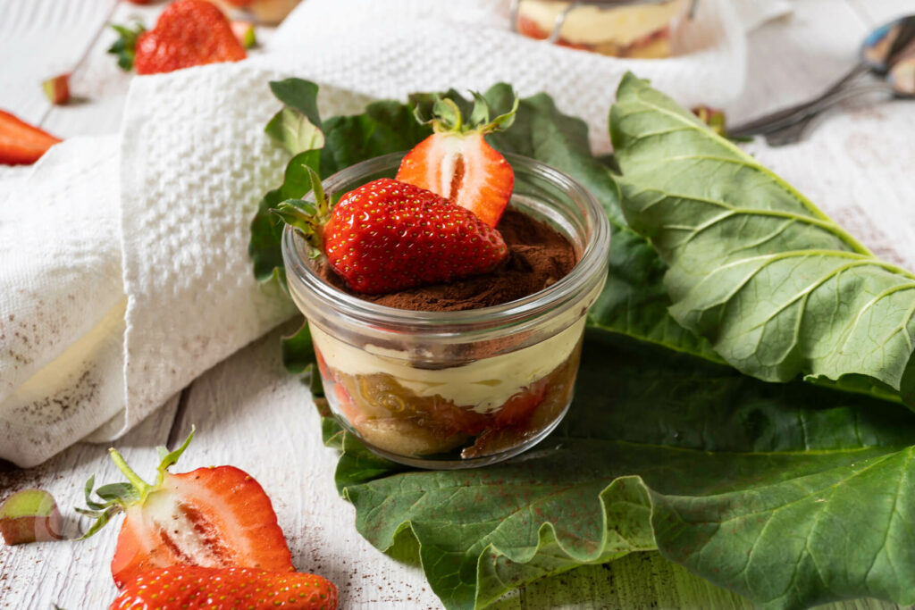 Erdbeer Rhabarber Tiramisu im Glas