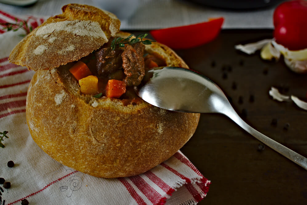 Read more about the article Gulaschsuppe im Brottopf