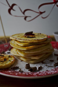 Diese Pancakes müsst ihr probieren. Sie sind so fluffig und leicht. Perfekt zum Frühstück, für einen Brunch oder einfach so. Küchentraum & Purzelbaum | #pancakes| #frühstück | #rezepte