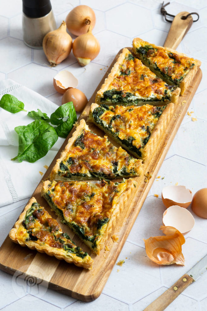 Einfache Gemüse Quiche aus Blattspinat und knusprigem Mürbteig. Ein schnelles und leckeres Rezept für den Frühling. Die Spinatquiche passt auch super zum Osterbrunch. Küchentraum & Purzelbaum