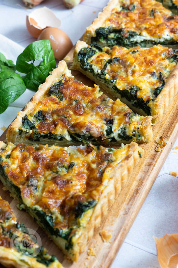 Einfache Gemüse Quiche aus Blattspinat und knusprigem Mürbteig. Ein schnelles und leckeres Rezept für den Frühling. Die Spinatquiche passt auch super zum Osterbrunch. Küchentraum & Purzelbaum