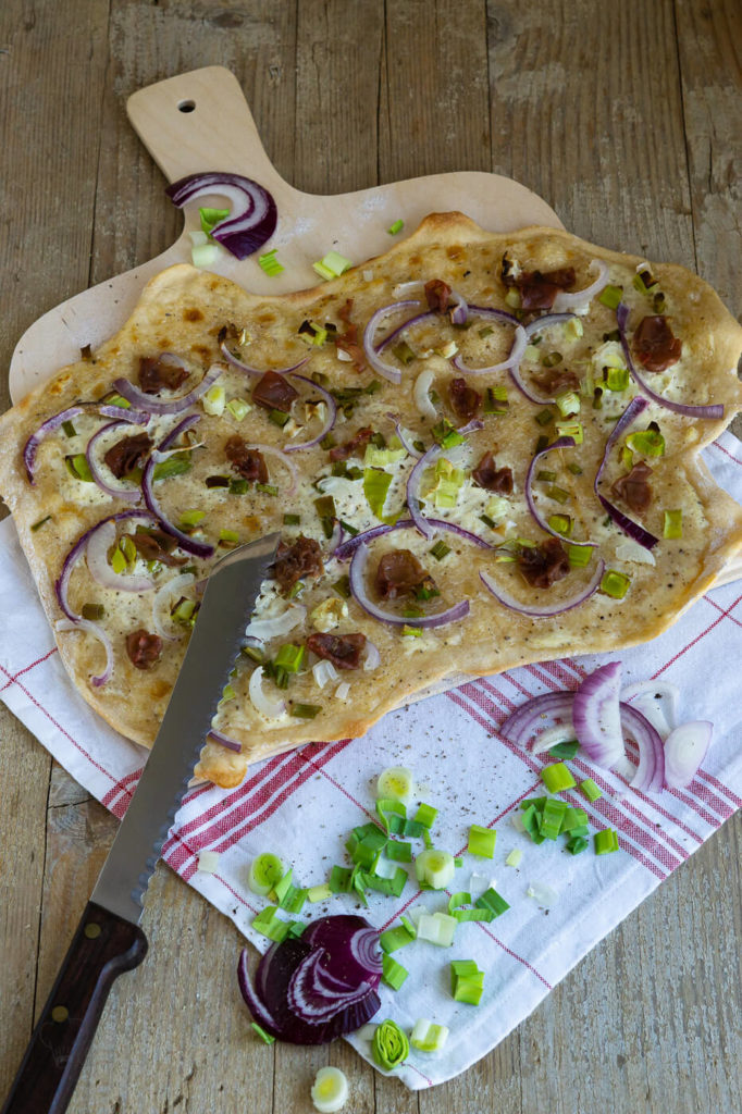 Leckerer Flammkuchen mit Sauerteig mit roten Zwiebeln, Lauch und Speck. Nie mehr Sauerteigreste!
Küchentraum & Purzelbaum