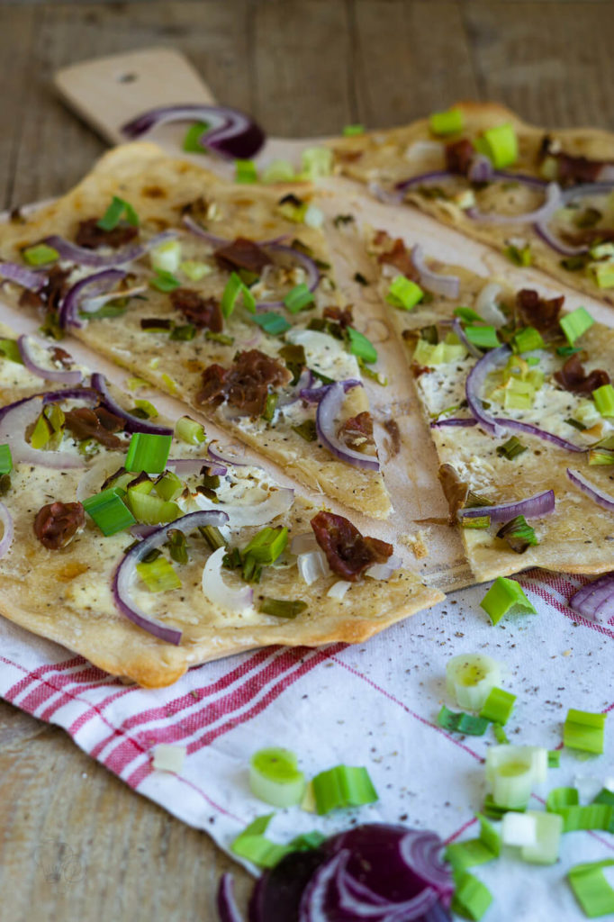 Leckerer Flammkuchen mit Sauerteig mit roten Zwiebeln, Lauch und Speck. Nie mehr Sauerteigreste!
Küchentraum & Purzelbaum