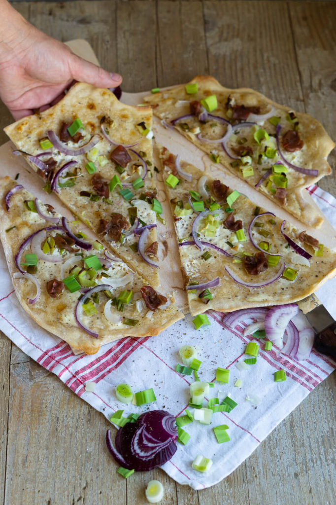 Leckerer Flammkuchen mit Sauerteig mit roten Zwiebeln, Lauch und Speck. Nie mehr Sauerteigreste!
Küchentraum & Purzelbaum