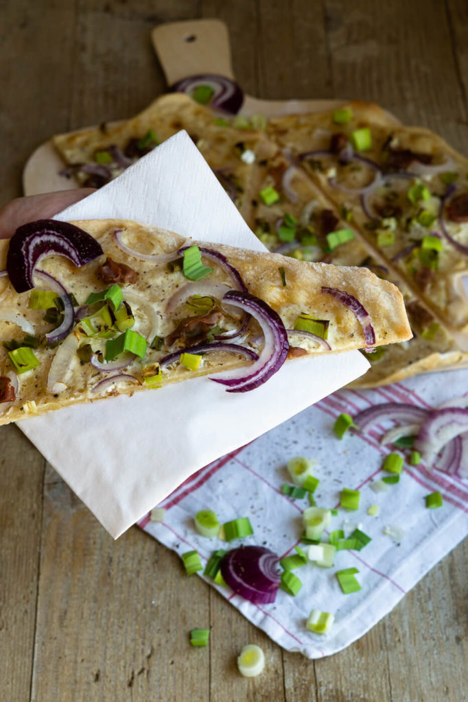 Leckerer Flammkuchen mit Sauerteig mit roten Zwiebeln, Lauch und Speck. Nie mehr Sauerteigreste!
Küchentraum & Purzelbaum