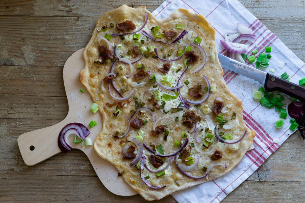 Leckerer Flammkuchen mit Sauerteig mit roten Zwiebeln, Lauch und Speck. Nie mehr Sauerteigreste! Küchentraum & Purzelbau