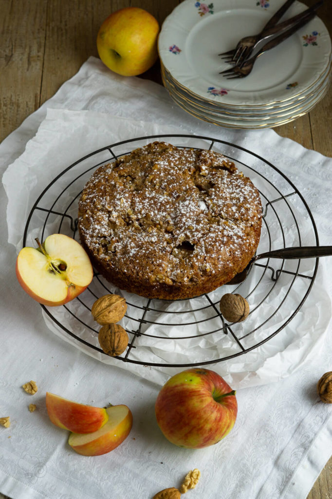 Schnell und lecker. Unter diesem Motto steht dieser tolle Dinkel-Apfelkuchen mit einer schönen knusprigen Kruste. Küchentraum & Purzelbaum | #apfel | #dinkel-apfelkuchen| #herbst | #apfelkuchen