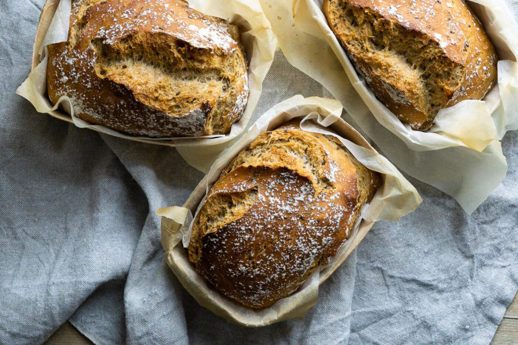 Ganz einfach leckeres Brot ohne Kneten backen? Probiert es aus mit meinem Rezept für ein schnelles No Knead Bread mit Dinkel. Küchentraum & Purzelbaum