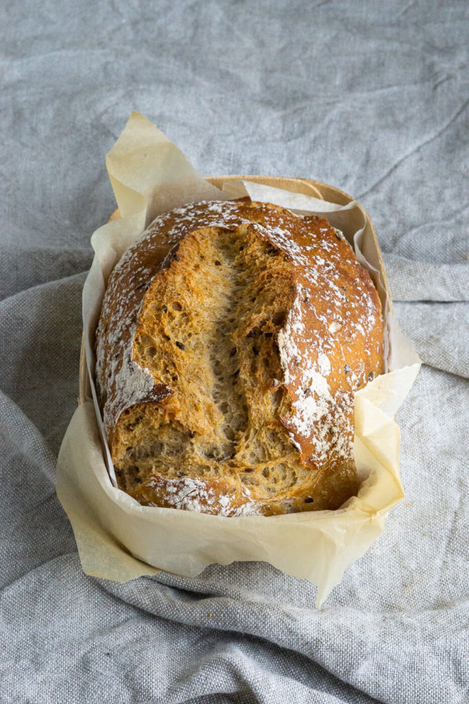 Ganz einfach leckeres Brot ohne Kneten backen? Probiert es aus mit meinem Rezept für ein schnelles No Knead Bread mit Dinkel. Küchentraum & Purzelbaum