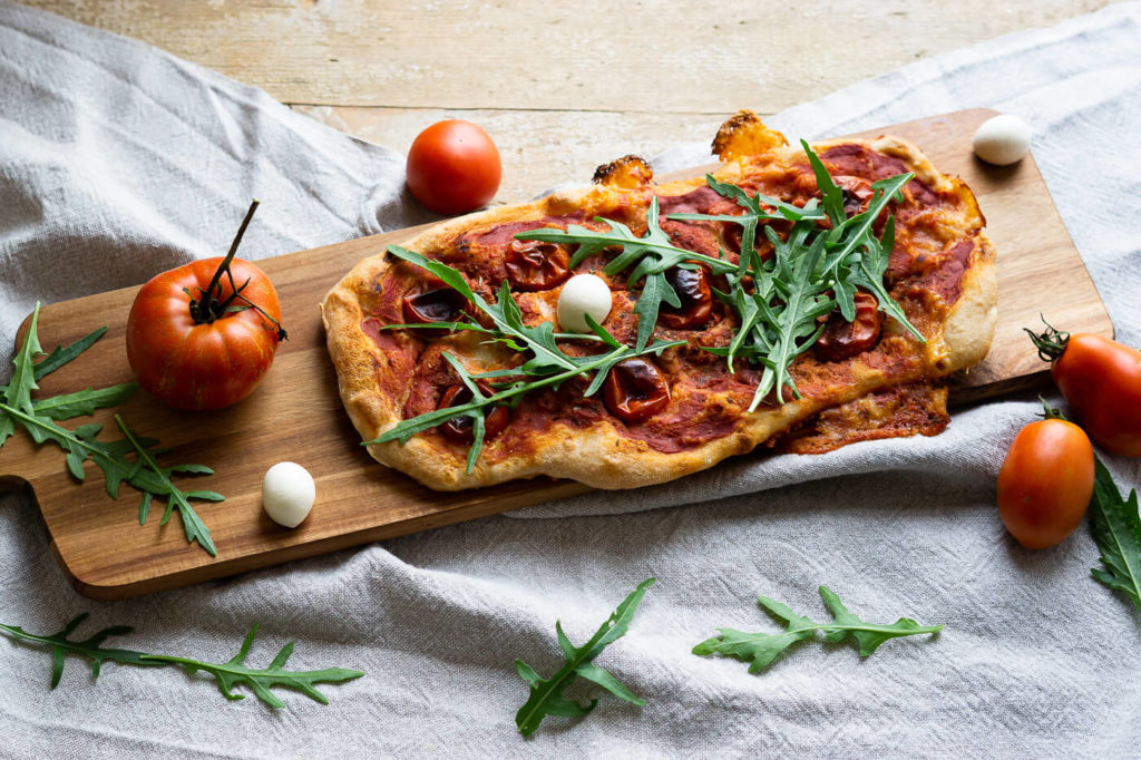 Entdeckt das Rezept für eine leckere Pinsa Romana. Pinsa ist eine Verwandte der Pizza und kommt mit einer sehr geringen Hefemenge aus. Küchentraum & Purzelbaum