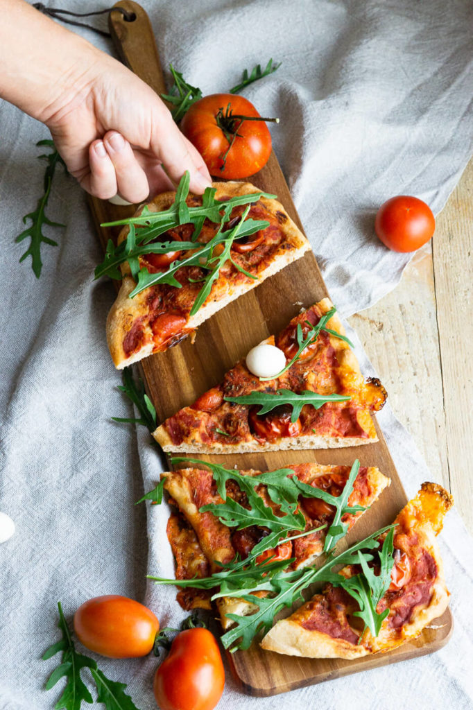 PinsaEntdeckt das Rezept für eine leckere Pinsa Romana. Pinsa ist eine Verwandte der Pizza und kommt mit einer sehr geringen Hefemenge aus. Küchentraum & Purzelbaum