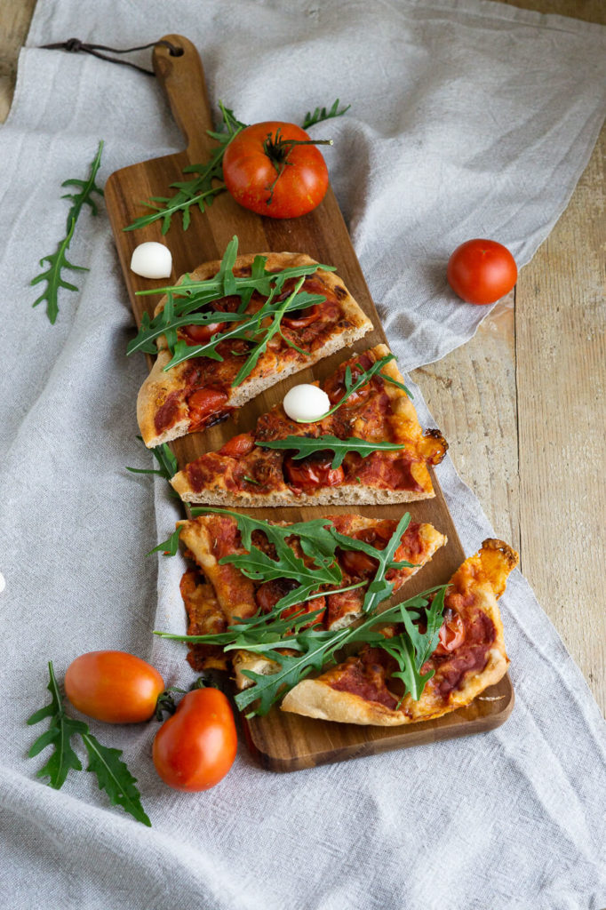 Entdeckt das Rezept für eine leckere Pinsa Romana. Pinsa ist eine Verwandte der Pizza und kommt mit einer sehr geringen Hefemenge aus. Küchentraum & Purzelbaum