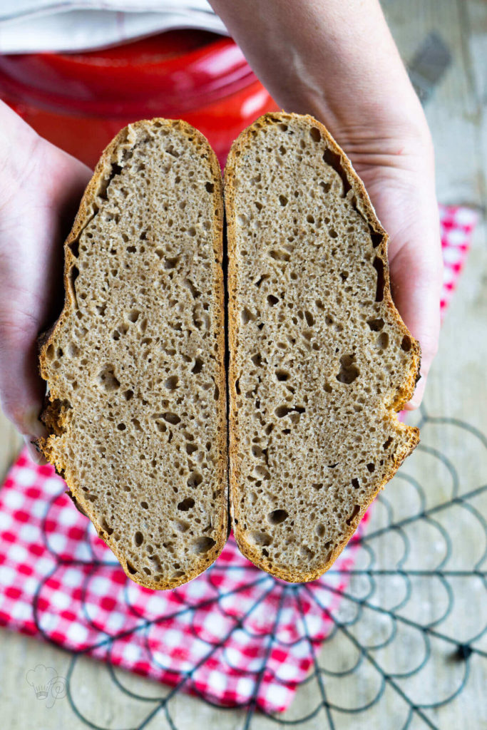 Leckeres Topfbrot ohne Kneten mit Dinkelmehl und Emmervollkornmehl. Küchentraum & Purzelbaum | #topfbrot | #brotohnekneten | #brot