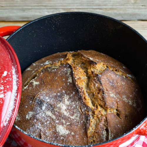 Leckeres Topfbrot ohne Kneten mit Dinkelmehl und Emmervollkornmehl. Küchentraum & Purzelbaum | #topfbrot | #brotohnekneten | #brot