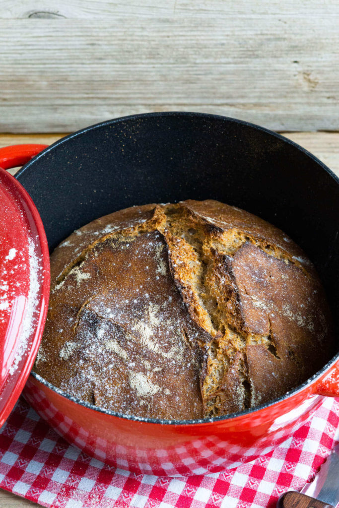 Leckeres Topfbrot ohne Kneten mit Dinkelmehl und Emmervollkornmehl. Küchentraum & Purzelbaum | #topfbrot | #brotohnekneten | #brot