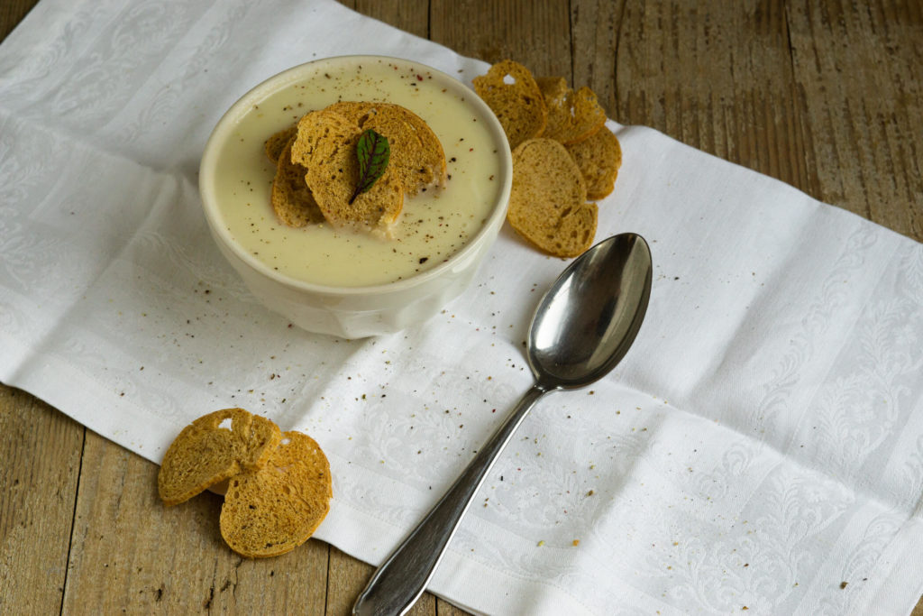 Pastinaken sind ein typisches Wintergemüse. Ich zeige euch ein Rezept für eine leckere und cremige Pastinakensuppe mit knusprigen Brotchips. Küchentraum & Purzelbaum | #suppe | #wintergemüse | #pastinake