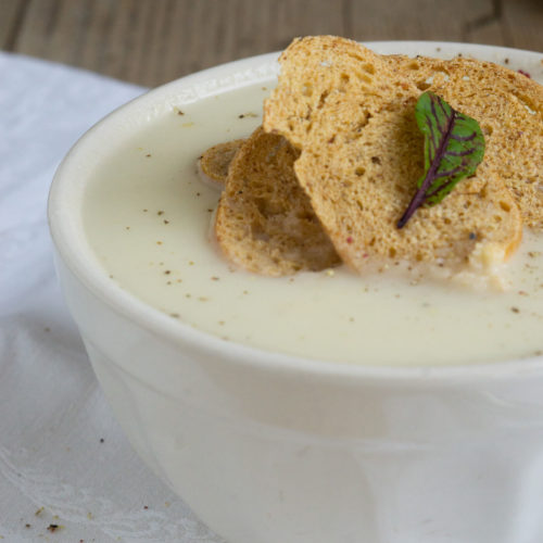 Pastinaken sind ein typisches Wintergemüse. Ich zeige euch ein Rezept für eine leckere und cremige Pastinakensuppe mit knusprigen Brotchips. Küchentraum & Purzelbaum | #suppe | #wintergemüse | #pastinake
