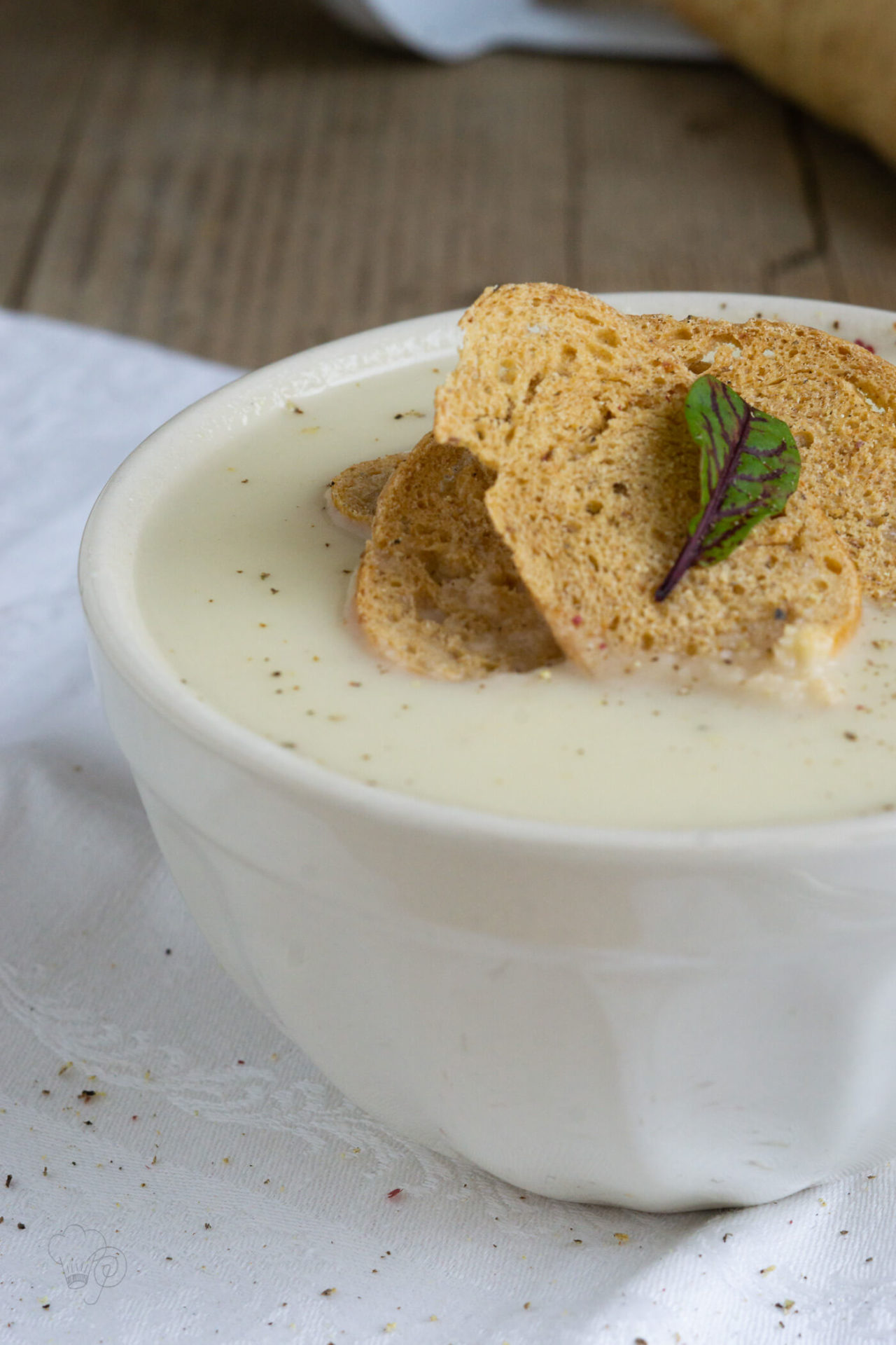 Pastinaken sind ein typisches Wintergemüse. Ich zeige euch ein Rezept für eine leckere und cremige Pastinakensuppe mit knusprigen Brotchips. Küchentraum & Purzelbaum | #suppe | #wintergemüse | #pastinake