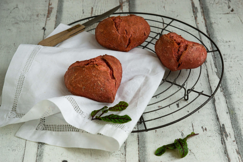 Diese Brötchen mit roter Beete eigenen sich perfekt um dem Liebsten an Valentinstag eine Freude zu machen. Küchentraum & Purzelbaum | #valentinstag | #brötchen | #rotebeete
