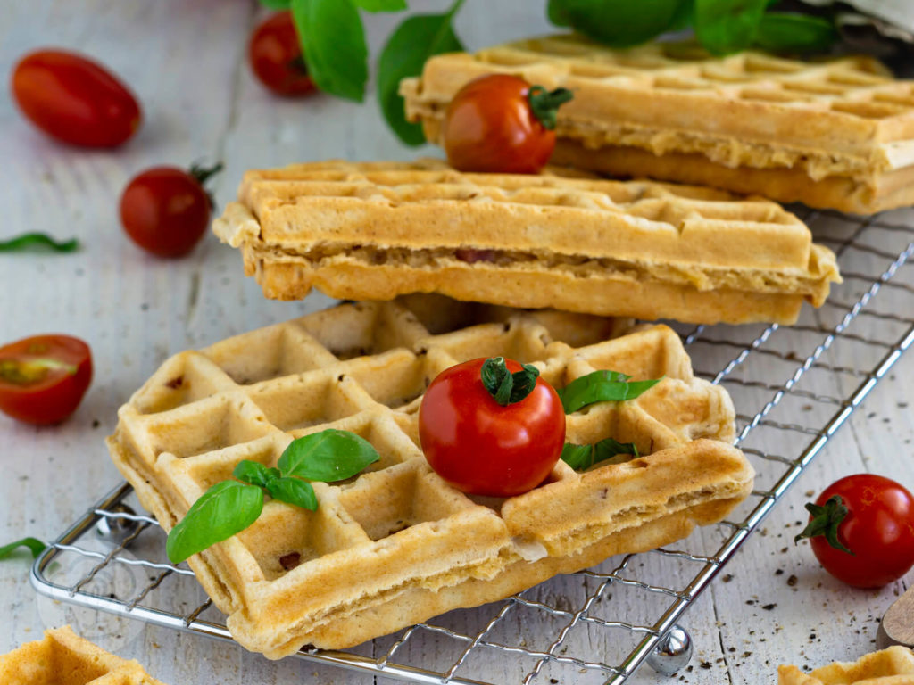 Einfaches Rezept für herzhafte Waffeln aus Hefeteig mit Speck und Zwiebeln. Die leckeren Waffeln sind ideal als herzhaftes Frühstück oder als Hauptspeise mit einem frischen Salat. Küchentraum & Purzelbaum