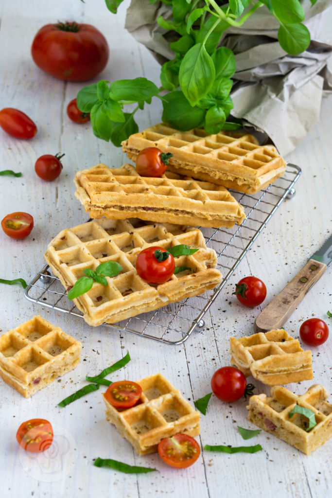 Einfaches Rezept für herzhafte Waffeln aus Hefeteig mit Speck und Zwiebeln. Die leckeren Waffeln sind ideal als herzhaftes Frühstück oder als Hauptspeise mit einem frischen Salat. Küchentraum & Purzelbaum