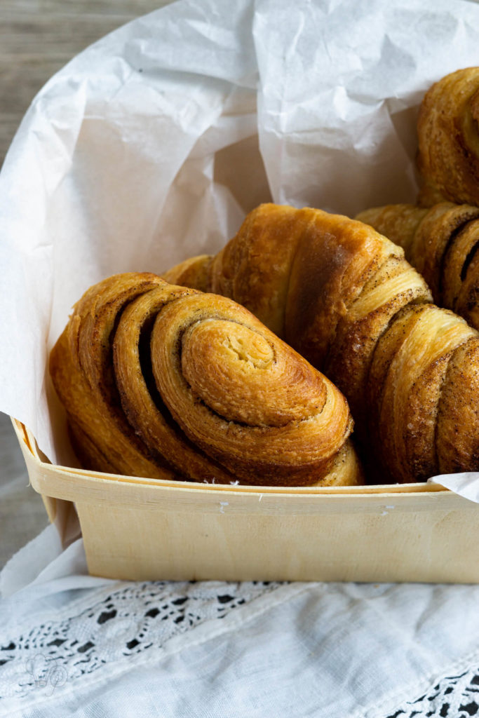 Kennt ihr Franzbrötchen? Bei mir gibt es ein Rezept für das leckere Gebäck aus Plunderteig ohne Weizen, sondern mit Dinkelmehl und Dinkelvollkornmehl. Für Saftigkeit sorgen Kartoffeln. Probiert den perfekten Teig für die Dinkel Franzbrötchen mal aus. Küchentraum & Purzelbaum | #franzbrötchen | #plunderteig | #gebäck