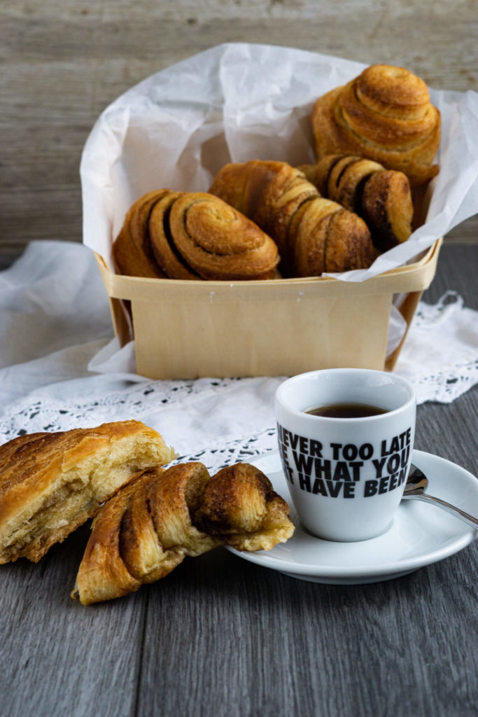 Kennt ihr Franzbrötchen? Bei mir gibt es ein Rezept für das leckere Gebäck aus Plunderteig ohne Weizen, sondern mit Dinkelmehl und Dinkelvollkornmehl. Für Saftigkeit sorgen Kartoffeln. Probiert den perfekten Teig für die Dinkel Franzbrötchen mal aus. Küchentraum & Purzelbaum | #franzbrötchen | #plunderteig | #gebäck