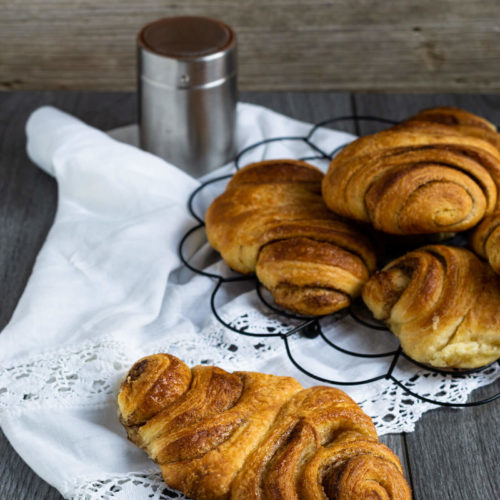 Kennt ihr Franzbrötchen? Bei mir gibt es ein Rezept für das leckere Gebäck aus Plunderteig ohne Weizen, sondern mit Dinkelmehl und Dinkelvollkornmehl. Für Saftigkeit sorgen Kartoffeln. Probiert den perfekten Teig für die Dinkel Franzbrötchen mal aus. Küchentraum & Purzelbaum | #franzbrötchen | #plunderteig | #gebäck