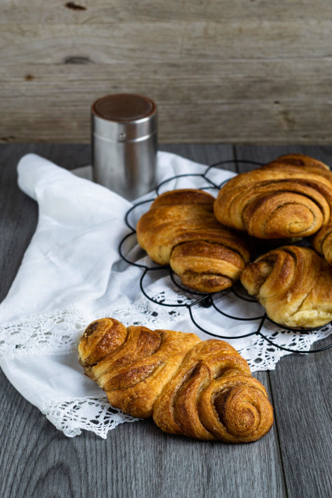 Kennt ihr Franzbrötchen? Bei mir gibt es ein Rezept für das leckere Gebäck aus Plunderteig ohne Weizen, sondern mit Dinkelmehl und Dinkelvollkornmehl. Für Saftigkeit sorgen Kartoffeln. Probiert den perfekten Teig für die Dinkel Franzbrötchen mal aus. Küchentraum & Purzelbaum | #franzbrötchen | #plunderteig | #gebäck