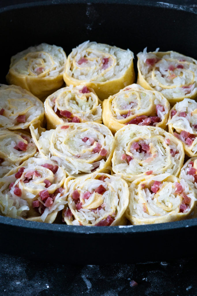 Auf dem Blog findet ihr das Rezept für diese leckeren Krautkrapfen. Sie sind einfach zu machen und schmecken unglaublich lecker. Küchentraum & Purzelbaum | #krautkrapfen | #regionaleküche | #lecker