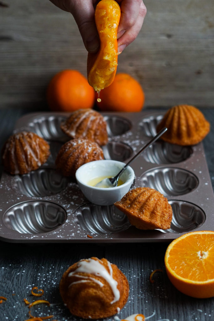 Probiert doch mal das Rezept für diese leckeren Madeleines mit Orange. Sie sind herrlich fruchtig und frischen und machen Lust auf den Sommer. Küchentraum & Purzelbaum | #madeleines | #orange | #sommer