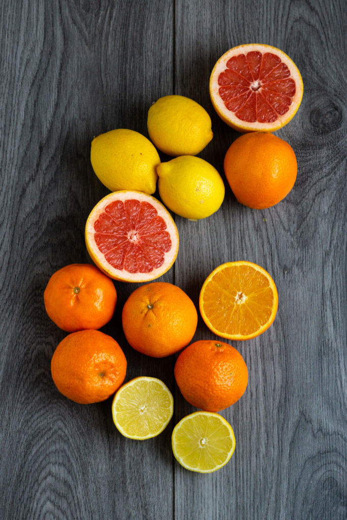 Probiert doch mal das Rezept für diese leckeren Madeleines mit Orange. Sie sind herrlich fruchtig und frischen und machen Lust auf den Sommer. Küchentraum & Purzelbaum | #madeleines | #orange | #sommer