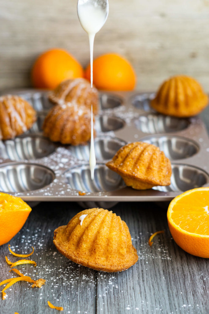 Probiert doch mal das Rezept für diese leckeren Madeleines mit Orange. Sie sind herrlich fruchtig und frischen und machen Lust auf den Sommer. Küchentraum & Purzelbaum | #madeleines | #orange | #sommer