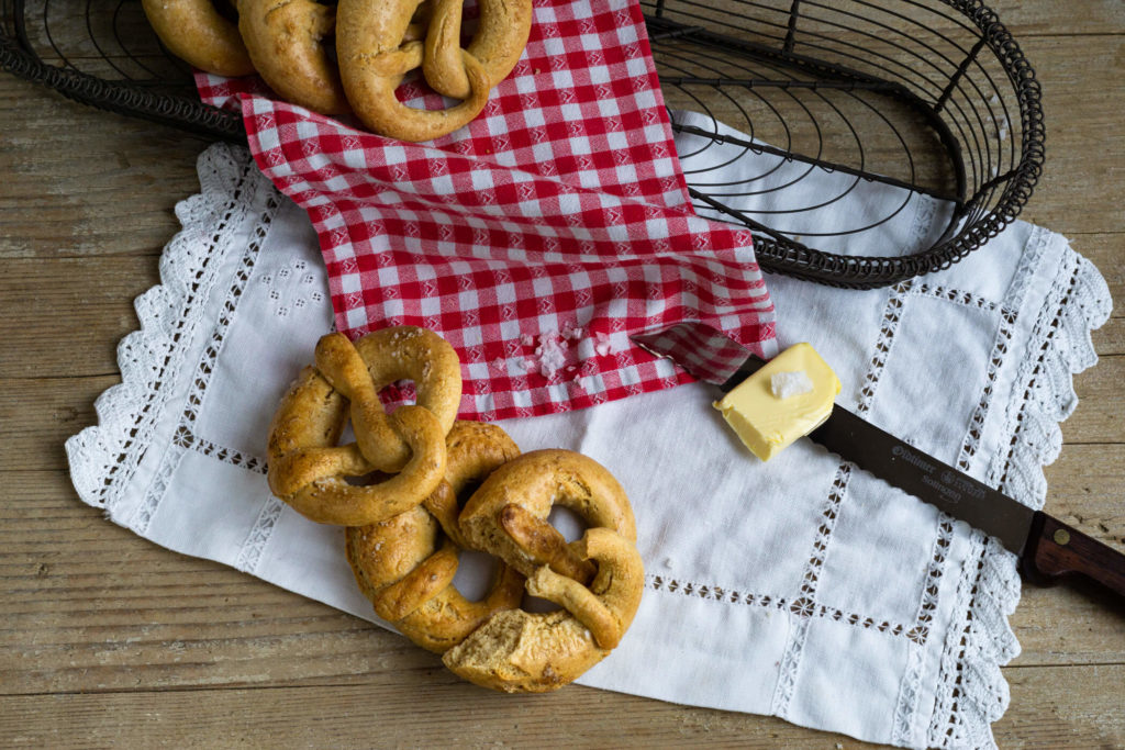 Hefebrezeln mit Salz 