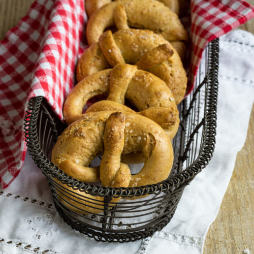 Ihr sucht eine Alternative zu Laugenbrezeln? Dann probiert doch mal diese tollen HefeBrezeln aus. Sie sind perfekt zum Frühstück oder zur Brotzeit. Küchentraum & Purzelbaum | #brezeln | #frühstück | #brotzeit