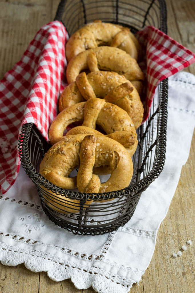 Ihr sucht eine Alternative zu Laugenbrezeln? Dann probiert doch mal diese tollen HefeBrezeln aus. Sie sind perfekt zum Frühstück oder zur Brotzeit. Küchentraum & Purzelbaum | #brezeln | #frühstück | #brotzeit