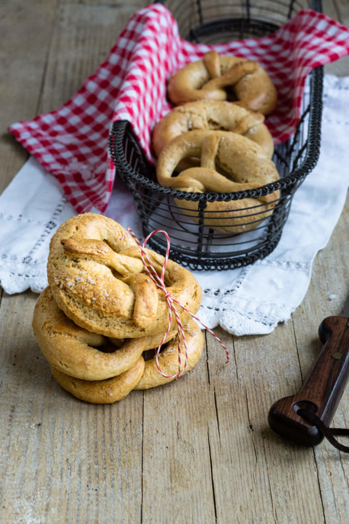 Ihr sucht eine Alternative zu Laugenbrezeln? Dann probiert doch mal diese tollen Hefebrezeln aus. Sie sind perfekt zum Frühstück oder zur Brotzeit. Küchentraum & Purzelbaum | #brezeln | #frühstück | #brotzeit