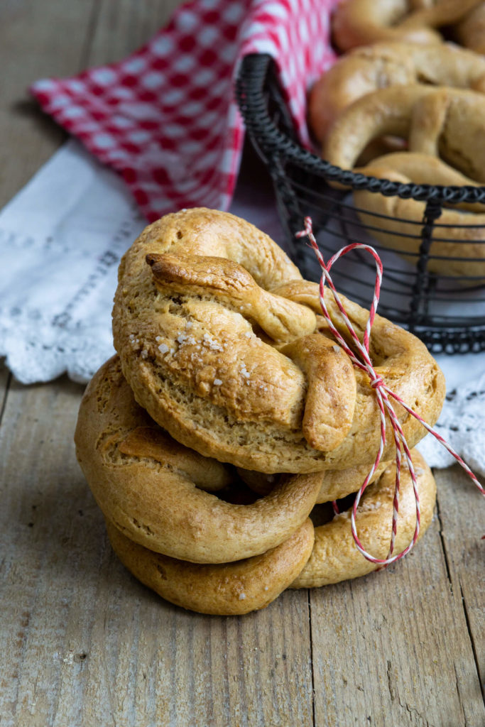 Ihr sucht eine Alternative zu Laugenbrezeln? Dann probiert doch mal diese tollen Hefebrezeln aus. Sie sind perfekt zum Frühstück oder zur Brotzeit. Küchentraum & Purzelbaum | #brezeln | #frühstück | #brotzeit