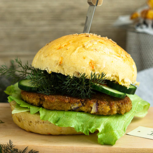 Vegetarischer Grünkern Burger mit einem leckeren Burger Bun mit Karotten und Lauch. Passt zum Mittagessen, zum Abendessen oder einfach zwischendurch wenn der Hunger kommt. Küchentraum & Purzelbaum | #burger | #grünkern | #vegetarisch