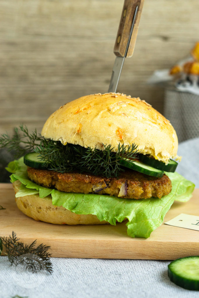 Vegetarischer Grünkern Burger mit einem leckeren Burger Bun mit Karotten und Lauch. Passt zum Mittagessen, zum Abendessen oder einfach zwischendurch wenn der Hunger kommt. Küchentraum & Purzelbaum | #burger | #grünkern | #vegetarisch