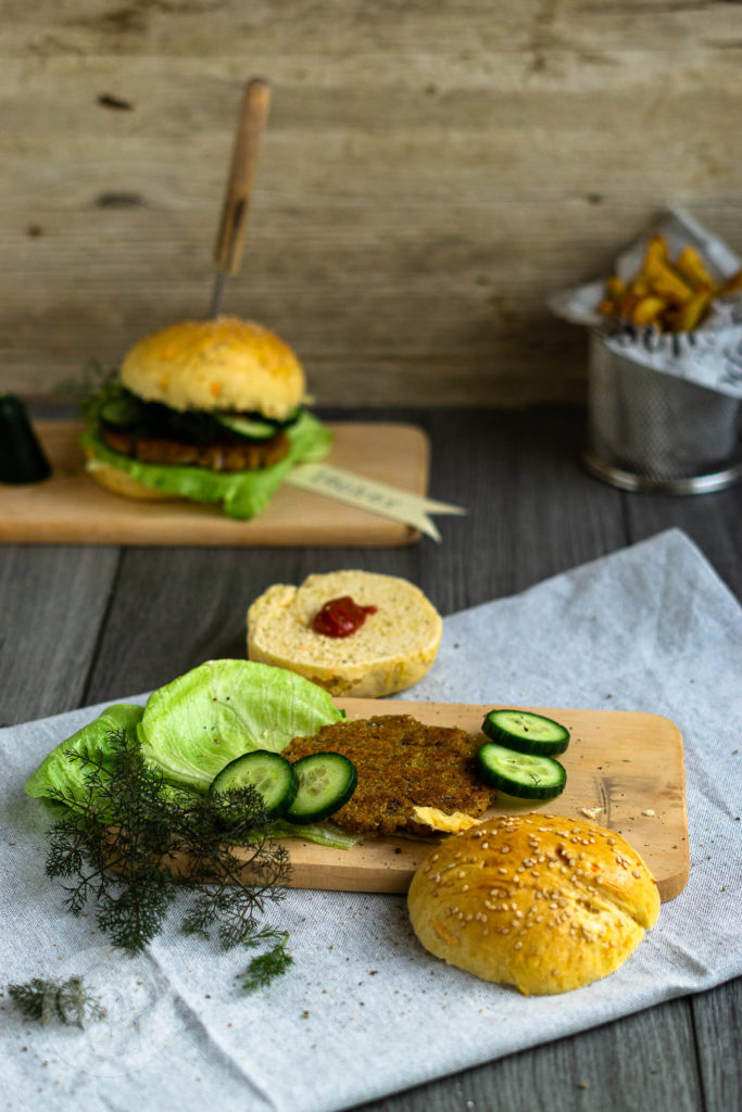 Vegetarischer Grünkern Burger mit einem leckeren Burger Bun mit Karotten und Lauch. Passt zum Mittagessen, zum Abendessen oder einfach zwischendurch wenn der Hunger kommt. Küchentraum & Purzelbaum | #burger | #grünkern | #vegetarisch