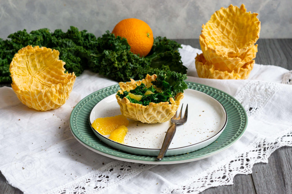 Gerade im Winter braucht unser Körper viele Vitamine und Nährstoffe. Da ist ein leckerer Grünkohlsalat mit Orangen genau der richtige Imunbooster und Vitamin C Lieferant. Dazu gibt es ein knuspriges Waffelkörbchen. Den Salat könnt ihr als Vorspeise oder auch als Beilage essen. Küchentraum & Purzelbaum | #salat | #grünkohl | #orange