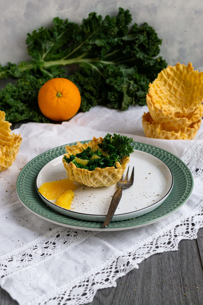 Gerade im Winter braucht unser Körper viele Vitamine und Nährstoffe. Da ist ein leckerer Grünkohlsalat mit Orangen genau der richtige Imunbooster und Vitamin C Lieferant. Dazu gibt es ein knuspriges Waffelkörbchen. Den Salat könnt ihr als Vorspeise oder auch als Beilage essen. Küchentraum & Purzelbaum | #salat | #grünkohl | #orange