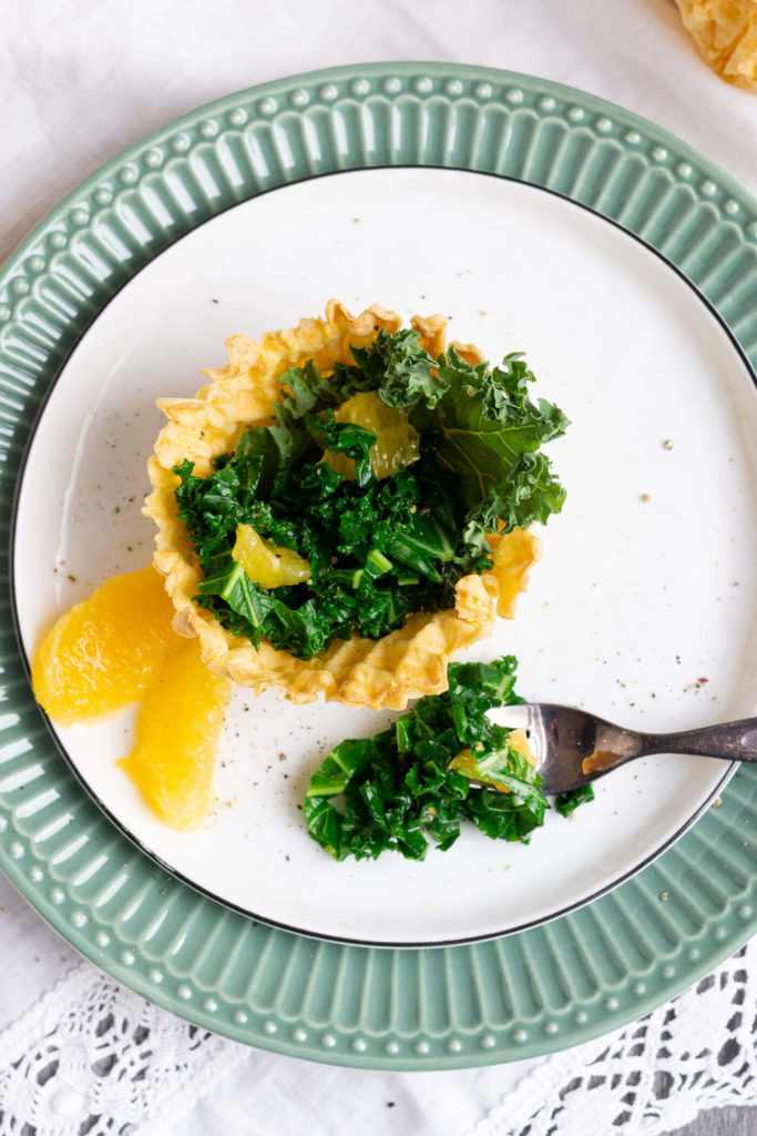 Gerade im Winter braucht unser Körper viele Vitamine und Nährstoffe. Da ist ein leckerer Grünkohlsalat mit Orangen genau der richtige Imunbooster und Vitamin C Lieferant. Dazu gibt es ein knuspriges Waffelkörbchen. Den Salat könnt ihr als Vorspeise oder auch als Beilage essen. Küchentraum & Purzelbaum | #salat | #grünkohl | #orange