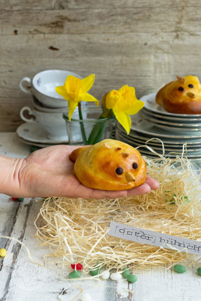 Süße gebackene Osterküken aus Quark-Öl-Teig. Sie passen in jedes Osternest, auf den österlichen Frühstückstisch oder zum Kaffee. Küchentraum & Purzelbaum | #ostern | #quarkölteig | #backen