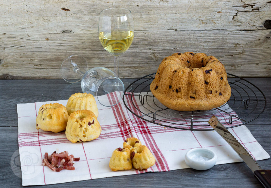 Rezept für einen pikanten Speckgugelhupf mit Zwiebeln. Dieser herzhafte Hefekuchen ist der perfekte Begleiter zum Apéro. Küchentraum & Purzelbaum | #gugelhupf | #pikanterKuchen | #hefeteig