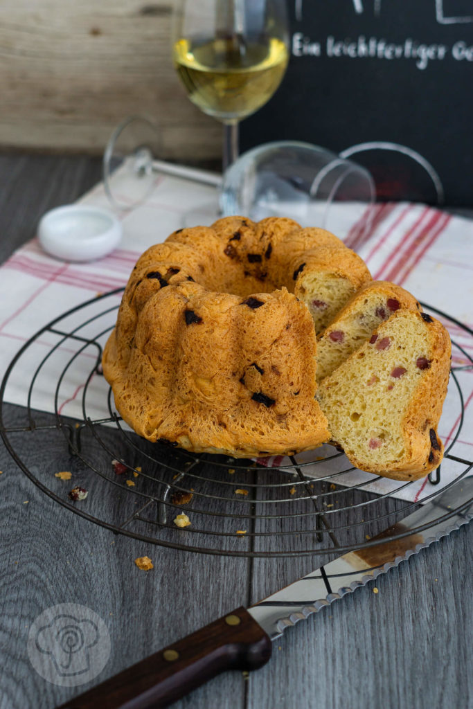 Rezept für einen pikanten Speckgugelhupf mit Zwiebeln. Dieser herzhafte Hefekuchen ist der perfekte Begleiter zum Apéro. Küchentraum & Purzelbaum | #gugelhupf | #pikanterKuchen | #hefeteig